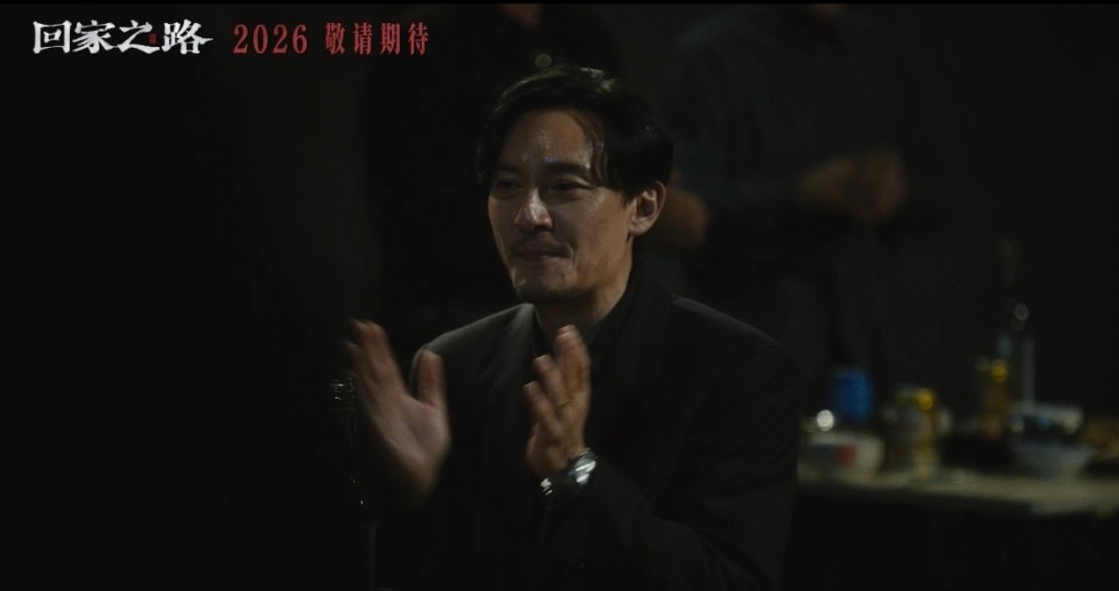 《回家之路》重现两岸“灵魂摆渡人”刘德文送老兵骨灰回大陆的经历。《回家之路》剧照