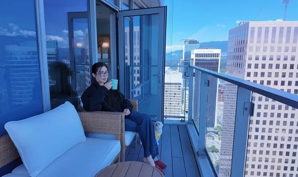 王祖賢坐在露台的藤椅上,迎著微風愜意歇息。 王祖賢坐在露台的藤椅上,迎著微風愜意歇息。
