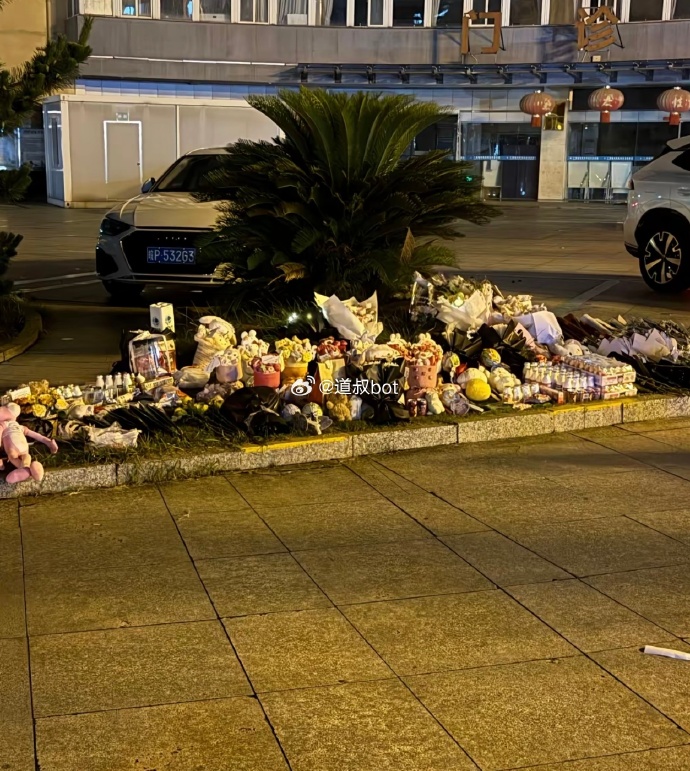 當地民眾紛到意外地點獻花悼念。抖音 當地民眾紛到意外地點獻花悼念。抖音