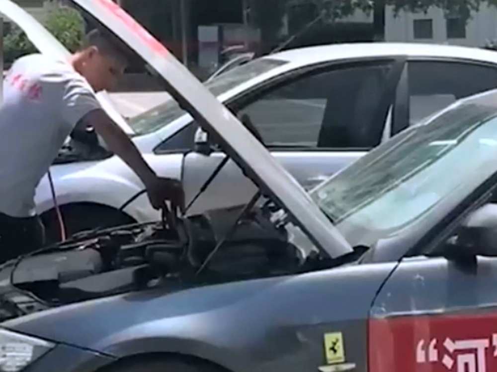 叶先生在郑州期间修理数百辆泡水车。影片截图