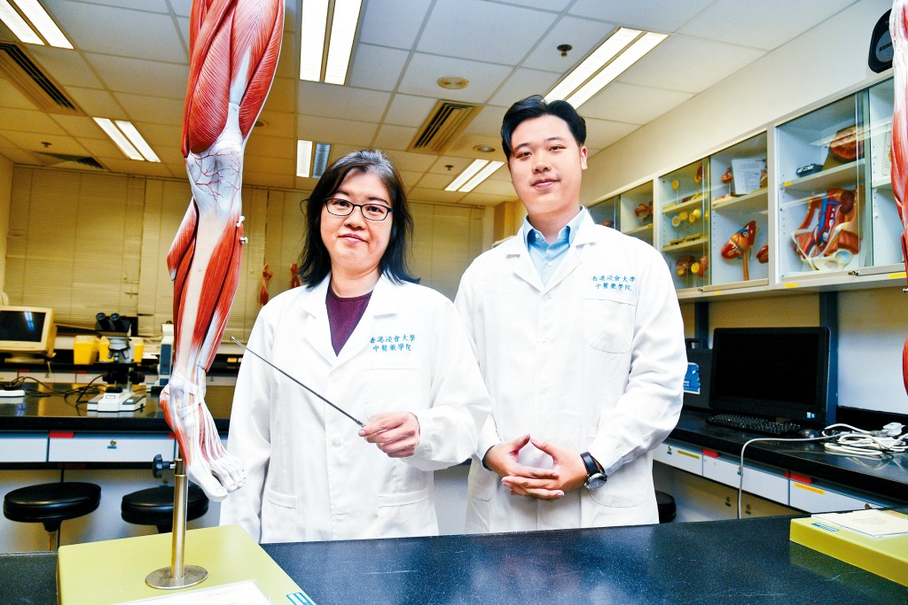 浸大的中医学学士及生物医学理学士（荣誉）学位课程，内容涵盖中西医，苏熙骅（右）毕业后选择科研路向，现时为中药学博士研究生。旁为关晓仪。