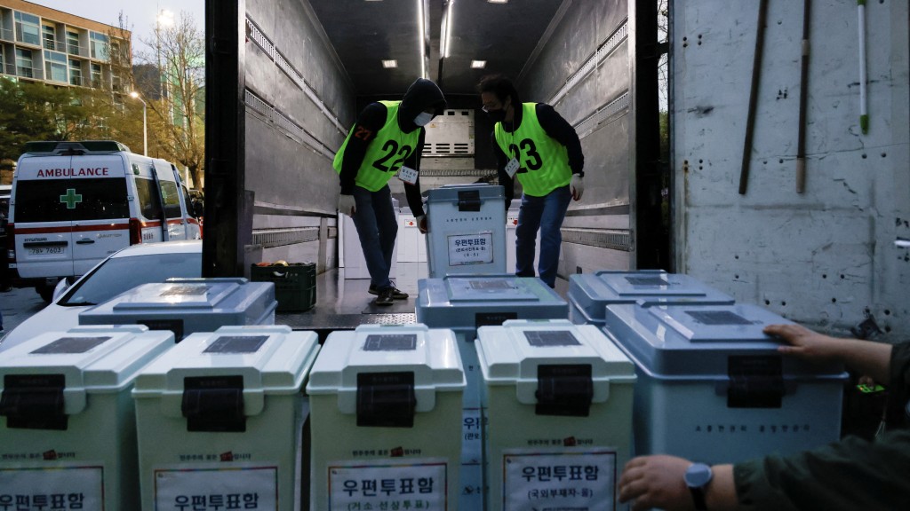 南韓國會選舉結束，票箱運抵點票中心。 路透社