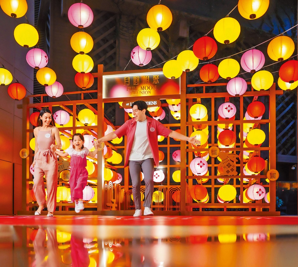 ●銅鑼灣希慎廣場特設月圓相聚戶外賞燈會，動用逾五百個節慶燈籠組成的彩燈海及燈籠陣，可以打卡影靚相，場內又設置玉兔追月星光座互動裝置及「聚．嬉月」猜燈謎遊戲等。（L）