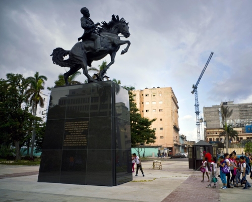 馬蒂坐在馬背上，駿馬前蹄提起，威風澟澟。AP