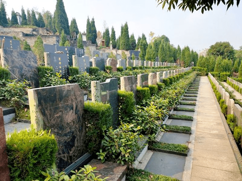 法官提醒地产代理业界，面对买家查问周边厌恶设施，例如坟场、高压电缆及垃圾站等，必须客观及准确地披露。