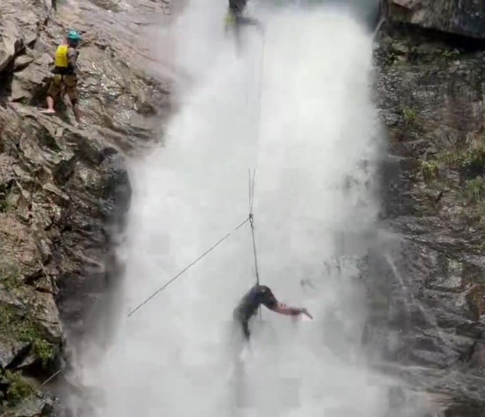 河南男玩瀑降遭急流打飞困半空，溺水逾2分钟不停打转全身伤。