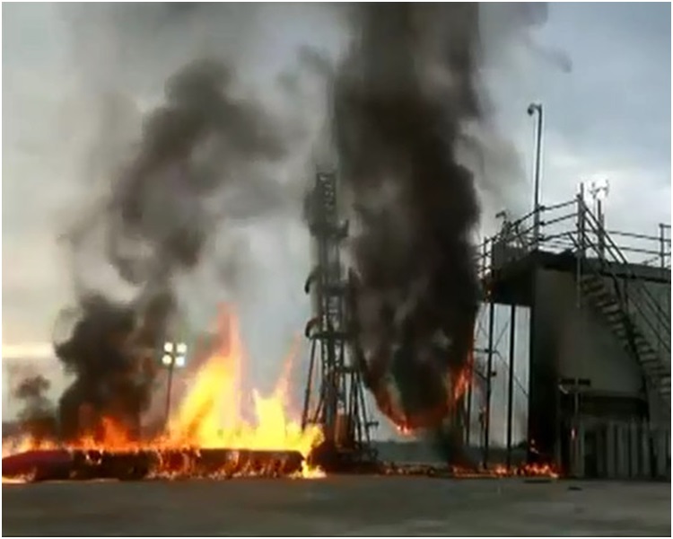 小型火箭「MOMO 2号」发射后即失控跌落发射台爆炸。网图