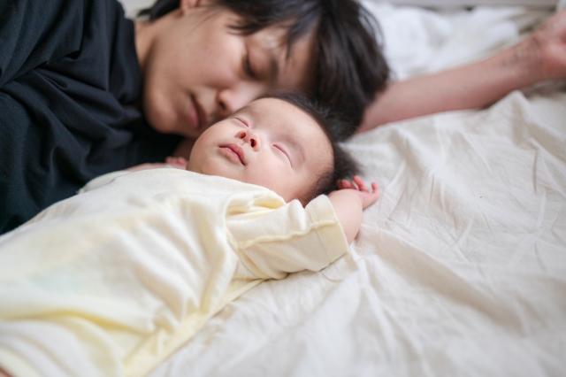 不少新手爸媽都會待BB睡覺後才休息，睡眠時間不足。（圖片來源：PhotoAC）