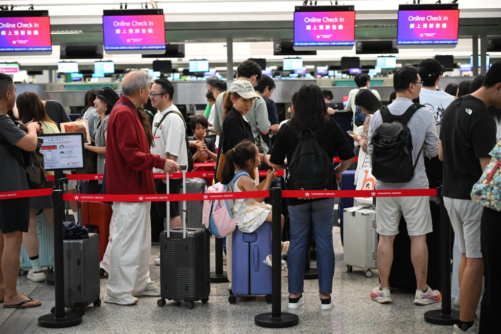 多名旅客提早出門到機場辦理登機手續。