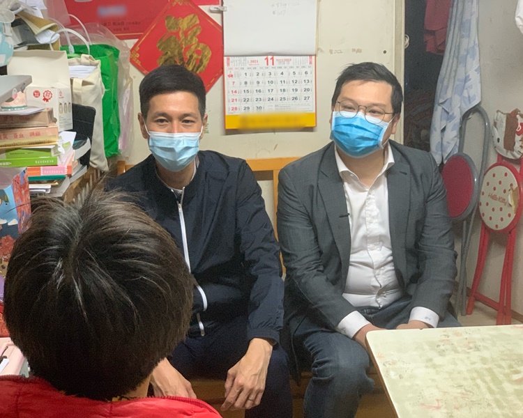 趙式浩(右)與吳傑莊(左)探訪劏房戶。