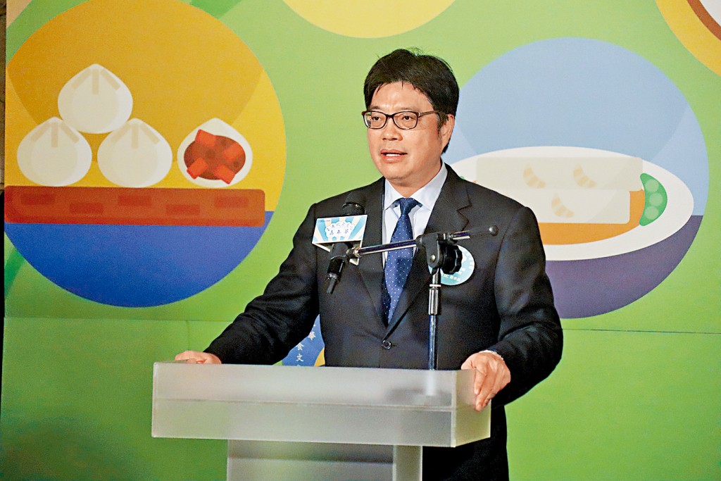 邱垂正在學界期間,他經常往返大陸交流訪問,形象溫和、不卑不亢。