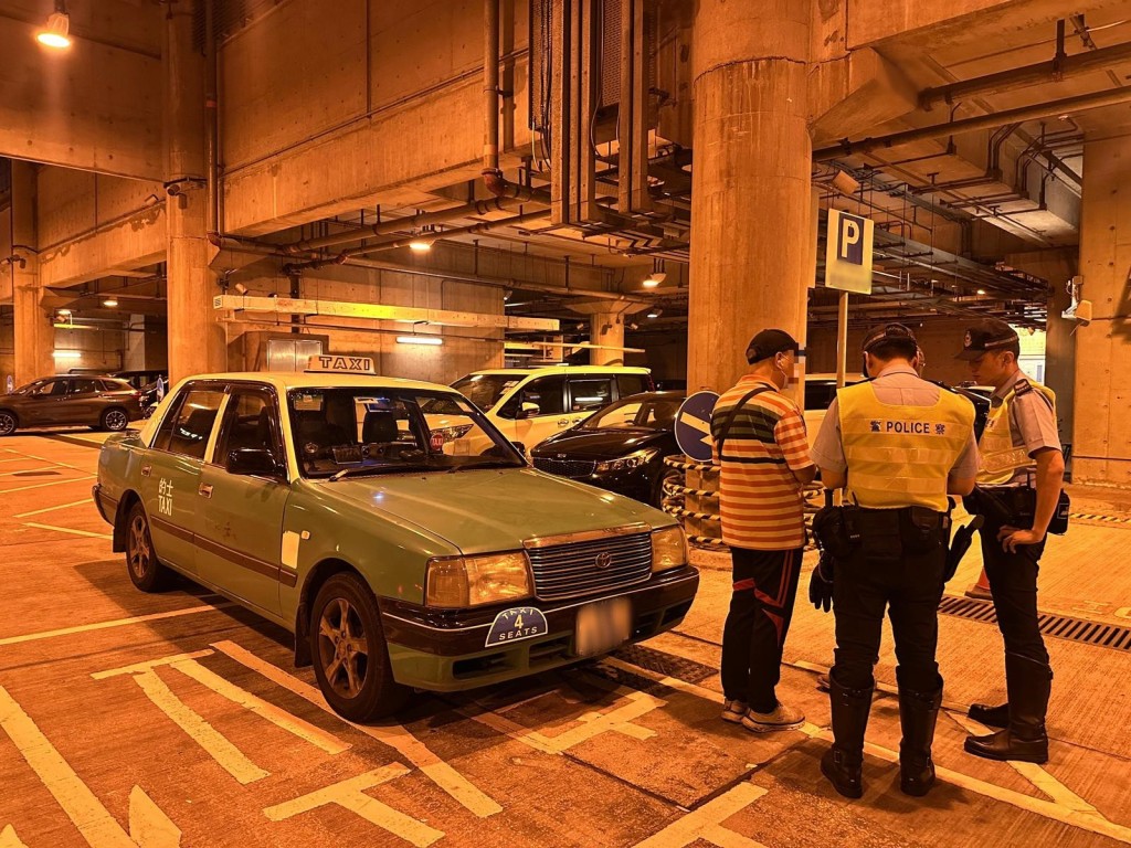 新界北總區交通部執行及管制組特遣隊人員今日(9月18日)下午在區內打擊的士交通違法。警方圖片 新界北總區交通部執行及管制組特遣隊人員今日(9月18日)下午在區內打擊的士交通違法。警方圖片