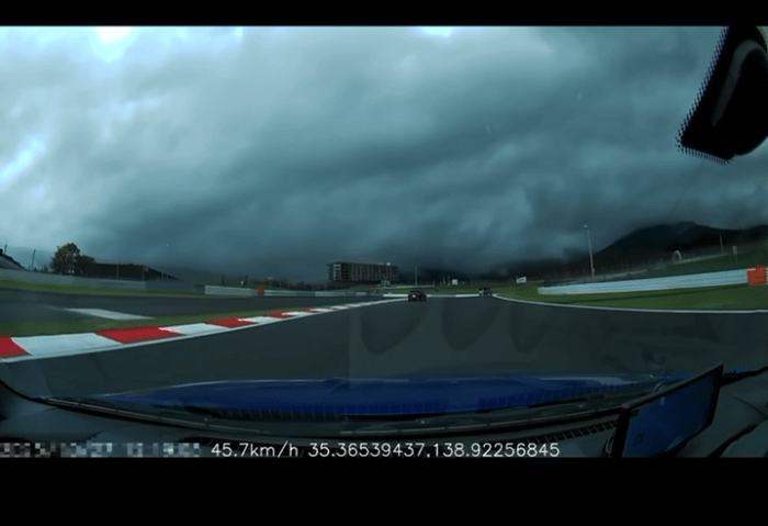 客人於事發當日較早時段曾駛入Fuji Speedway（賽車場）封閉區域。影片擷圖