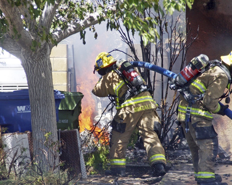 有房屋著火消防赶至扑救。AP