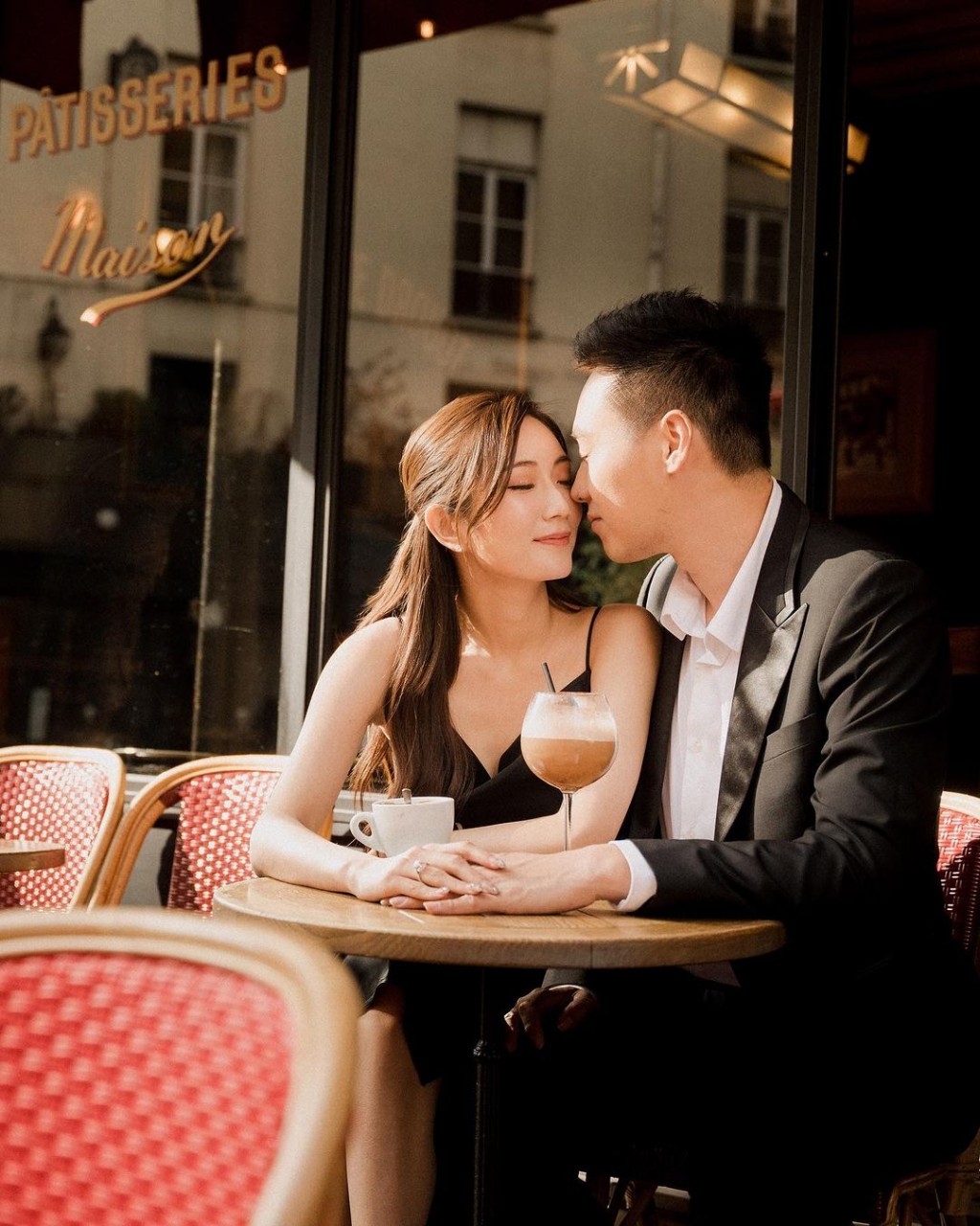 蔡嘉欣與未婚夫在巴黎街頭拍照。
