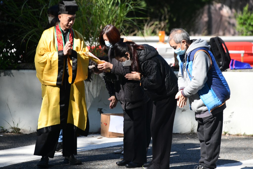 死者亲友在场路祭。（梁国峰摄）