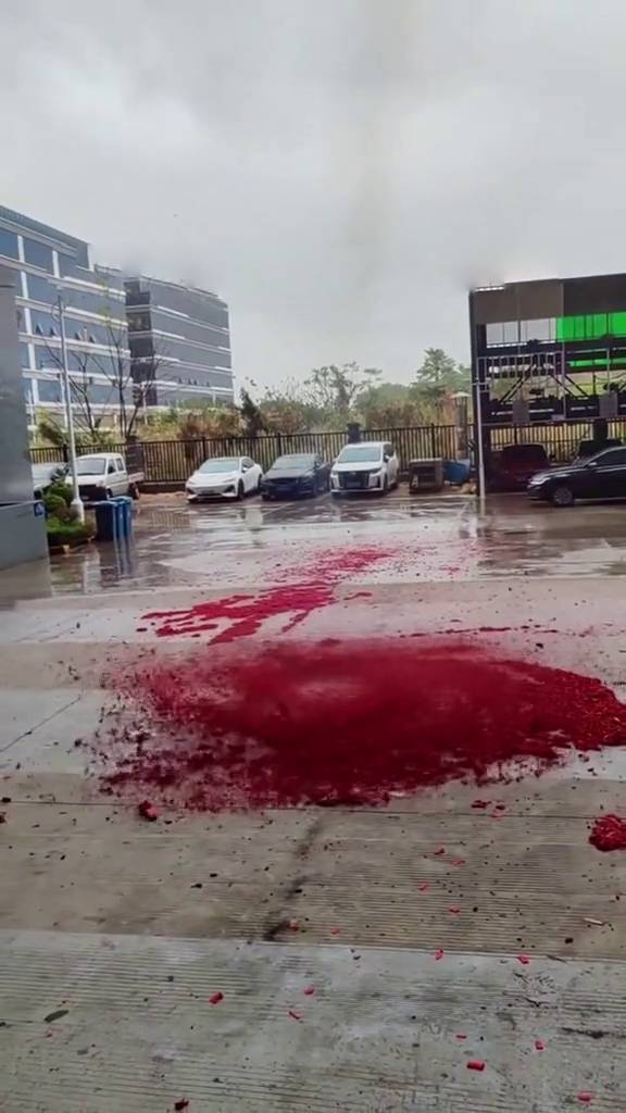 广东佛山一企业开工放鞭炮,现场出现尘卷风。 网片截图 广东佛山一企业开工放鞭炮,现场出现尘卷风。 网片截图