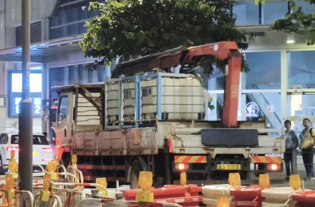 水務署已安排水箱水車到場為有需要市民提供食水。徐裕民攝 水務署已安排水箱水車到場為有需要市民提供食水。徐裕民攝