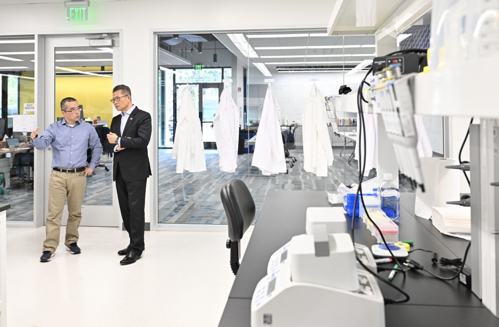陳茂波早前到訪美國矽谷一間從事人工智能和生命科技的初創企業，並聽取企業代表的介紹。。（陳茂波網誌圖片）