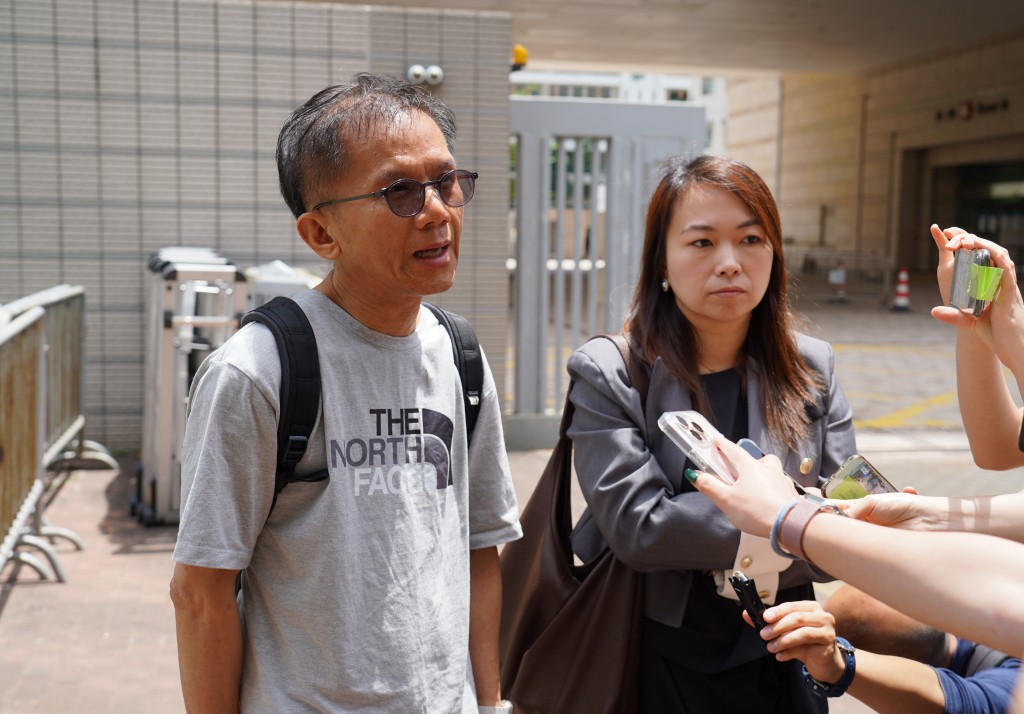 遇難者家屬趙炳全(左)庭外指,涉事各方均「推卸責任」,他為此深感憤怒。葉偉豪攝 遇難者家屬趙炳全(左)庭外指,涉事各方均「推卸責任」,他為此深感憤怒。葉偉豪攝