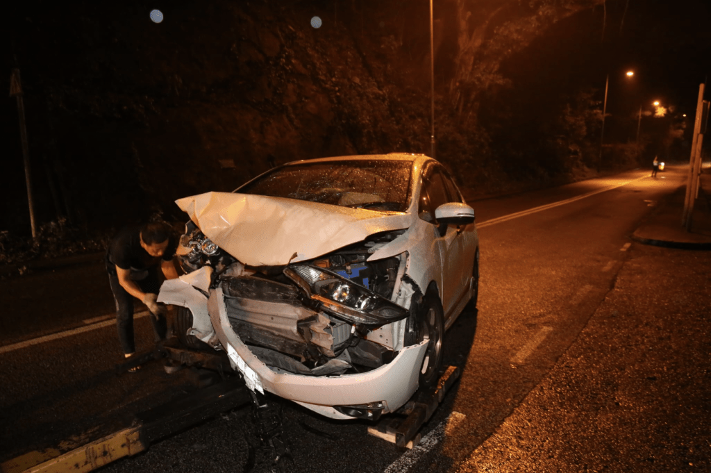 西貢2架本田私家車迎頭相撞，損毀嚴重。黎志偉攝