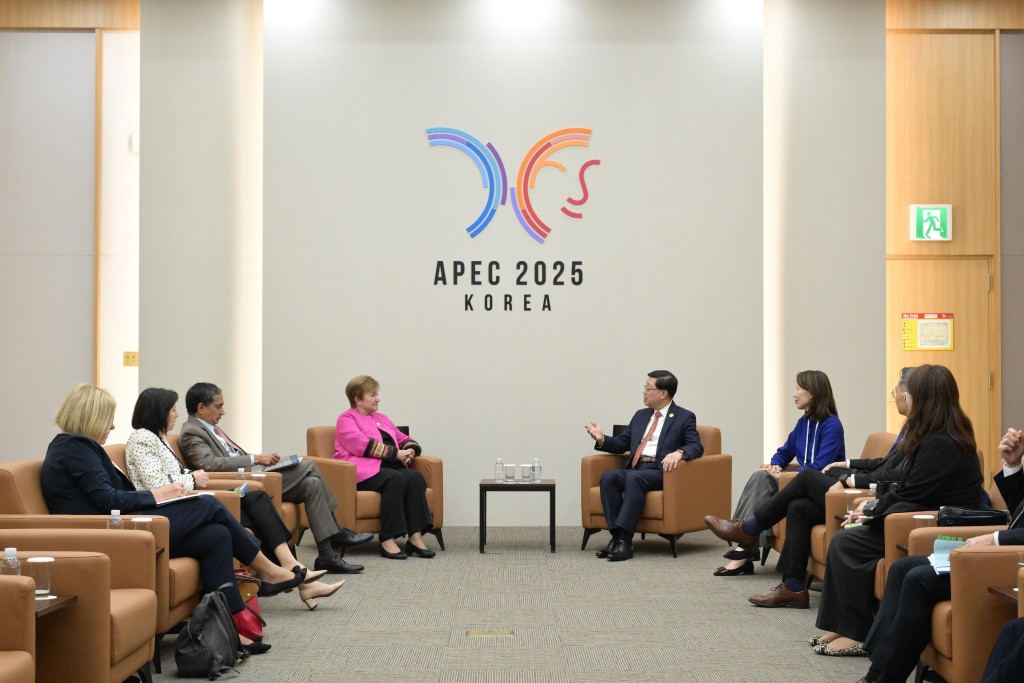 李家超(右四)與國際貨幣基金組織總裁格奧爾基耶娃(左四)會面。政府新聞處圖片 李家超(右四)與國際貨幣基金組織總裁格奧爾基耶娃(左四)會面。政府新聞處圖片