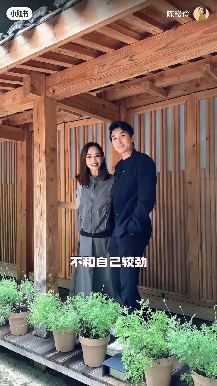 陳松伶與老公張鐸結婚多年,恩愛如昔。 陳松伶與老公張鐸結婚多年,恩愛如昔。