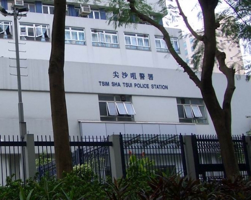尖沙嘴時裝店遭爆竊,大門捲閘遭打開。資料圖片