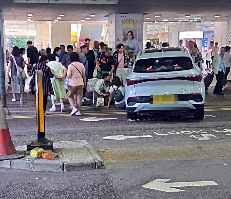 女子走避不及被撞傷。fb： 大埔 TAI PO