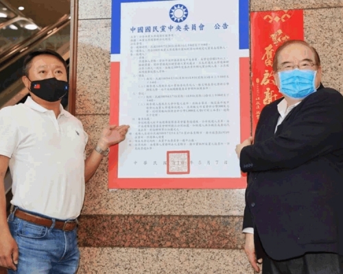 國民黨秘書長李乾龍（右）及主委李哲華（左）張貼「110年中國國民黨主席選舉」公告。網圖