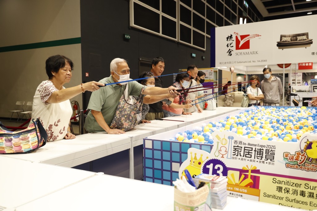 全新有獎遊戲「家居釣鴨王」,參加者於10秒內以指定釣竿釣起池中小鴨一隻,提離鴨池移至枱上,有機會贏得豐富獎品。 全新有獎遊戲「家居釣鴨王」,參加者於10秒內以指定釣竿釣起池中小鴨一隻,提離鴨池移至枱上,有機會贏得豐富獎品。