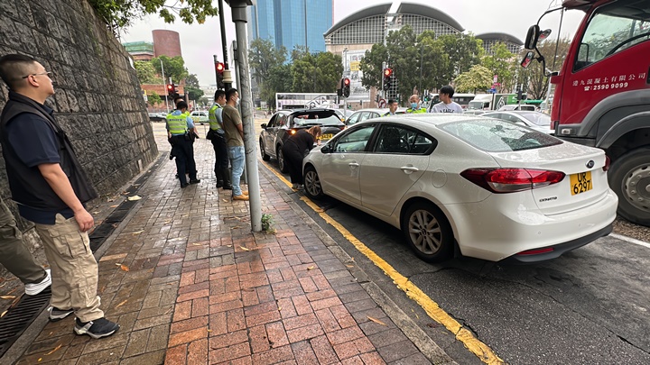 尖沙咀發生警車與私家車相撞意外。劉漢權攝