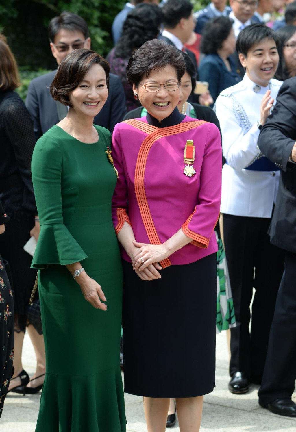 左：惠英紅、林鄭月娥。