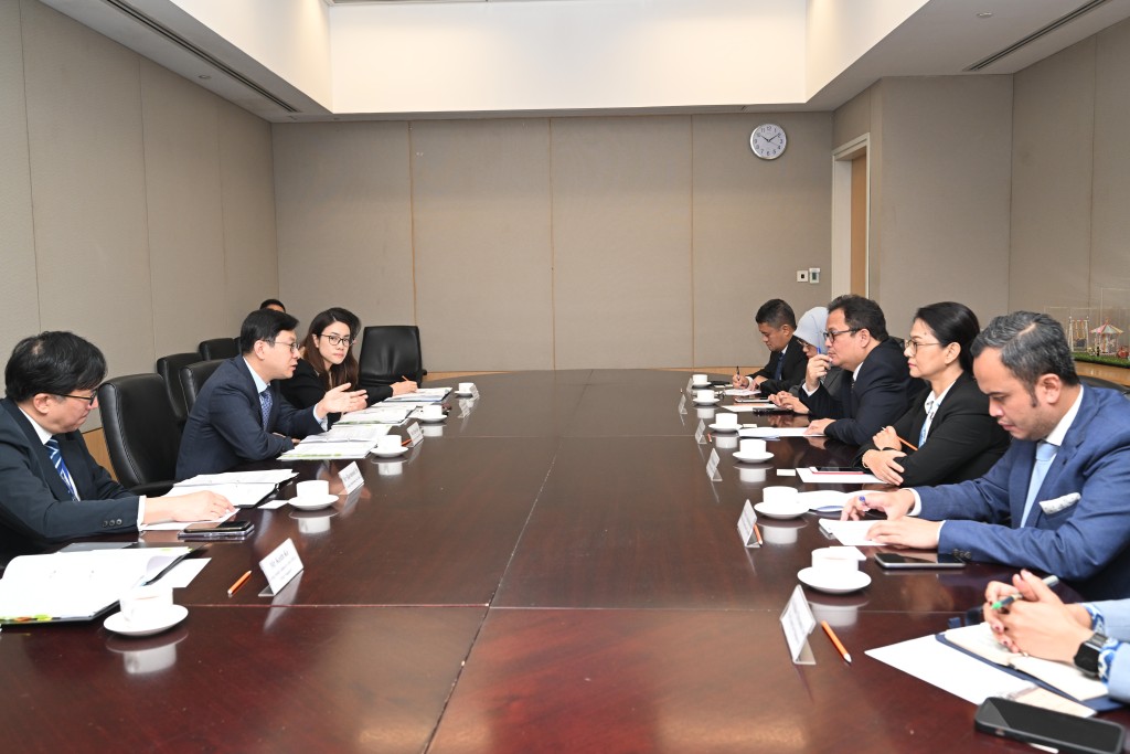劳工及福利局局长孙玉菡（左二）早前与署理印尼驻香港总领事Slamet Noegroho（右三）会面。政府新闻处图片