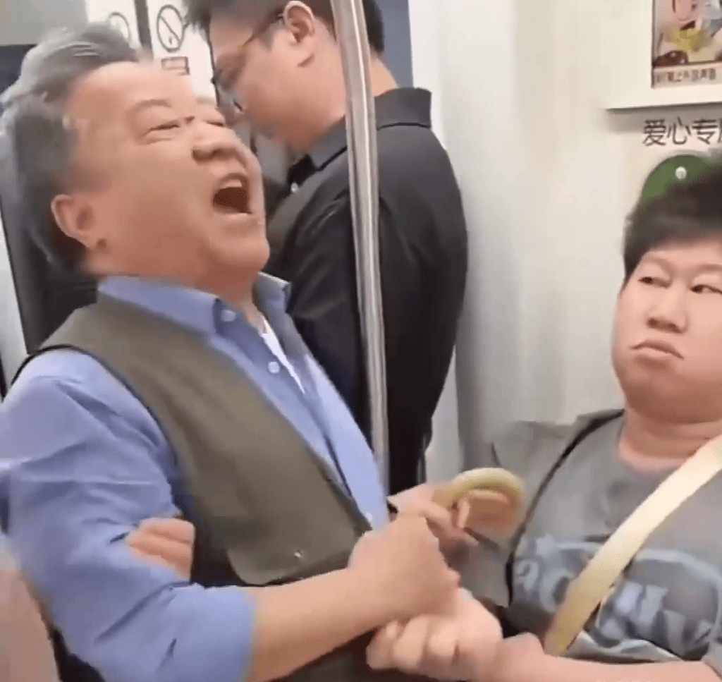 老翁繼續糾纏。咄咄逼人。 老翁繼續糾纏。咄咄逼人。