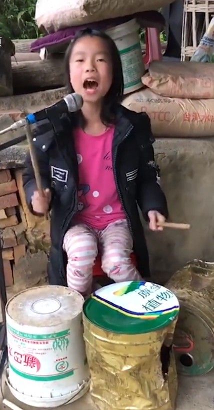一開始時瑩瑩把油漆桶當成鼓敲打。網圖