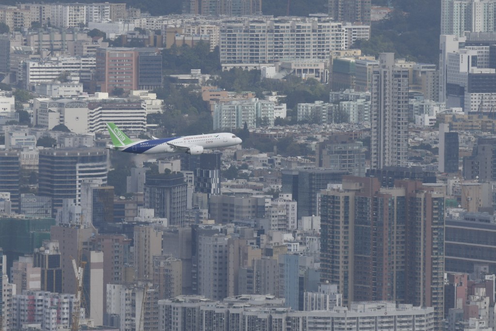 C919在维港翱翔。陈浩元摄