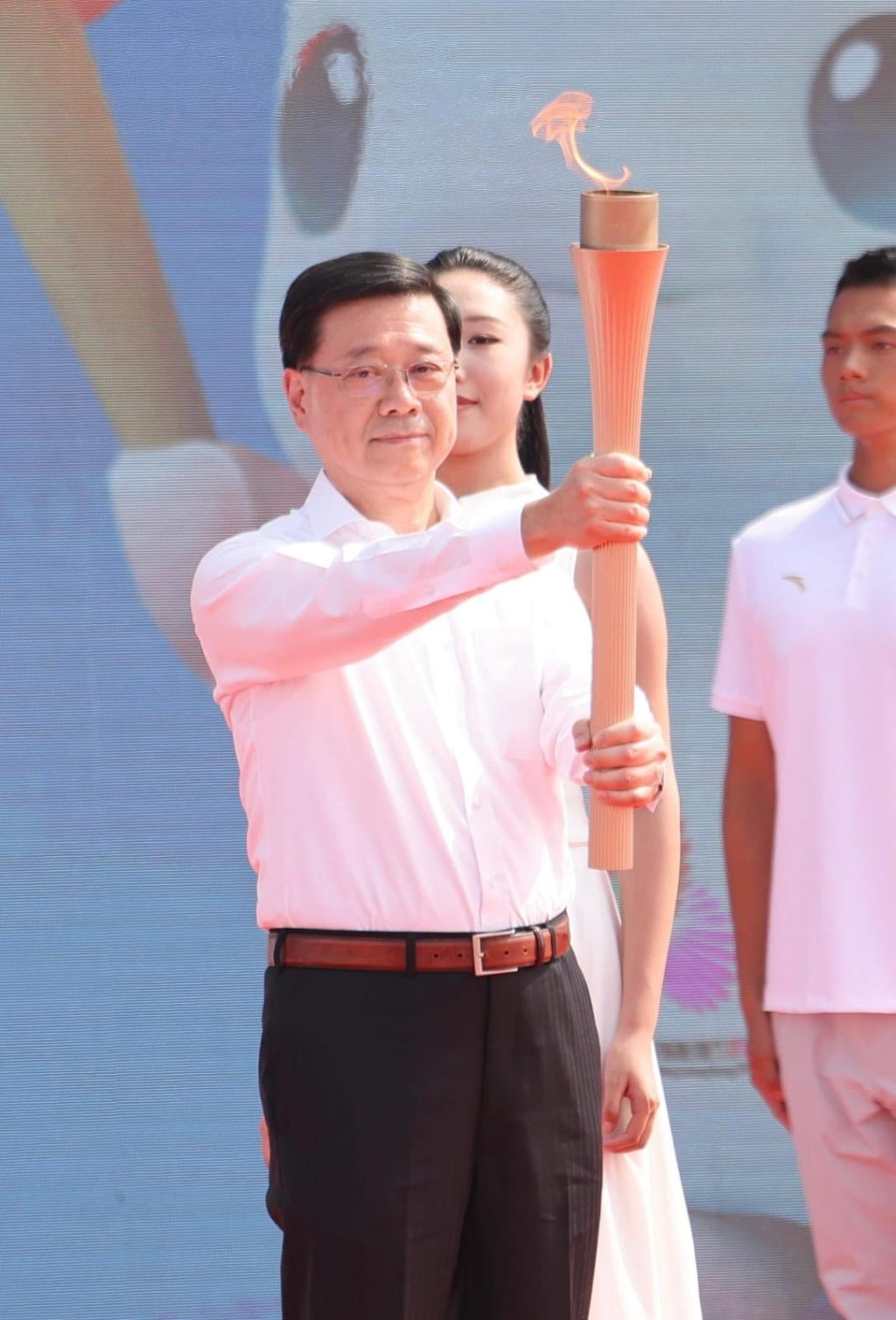 李家超舉起「源火」。李家超FB圖片