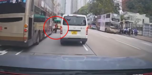 兩婦人先在巴士車頭捐出過路。fb車cam L（香港群組）Kobe Li