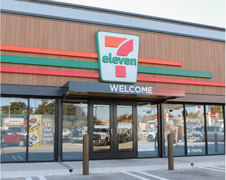 7-Eleven风格统一，但有时也有变化，图中为美国一家7-Eleven，设计与其他略有不同。网上截图
