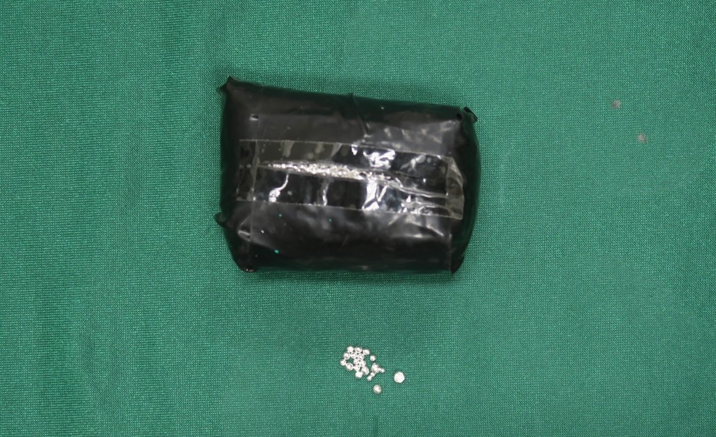 部分檢獲的懷疑走私白銀。海關圖片