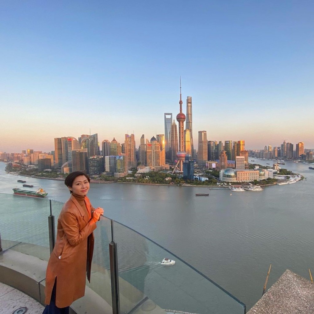 胡定欣完成拍攝工作，欣賞上海外灘日落美景。