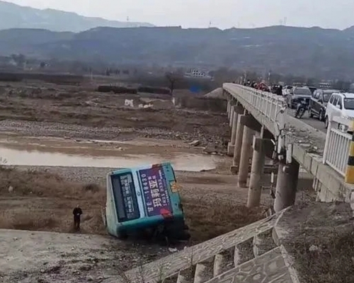 甘肅一輛巴士與救護車相撞後墮橋。（網圖）