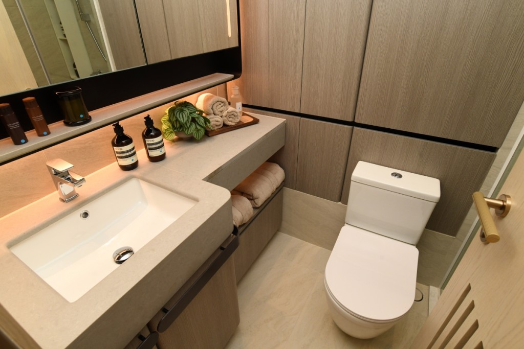 浴室配備大鏡，採木系及淺色設計。（1座26樓A1室）