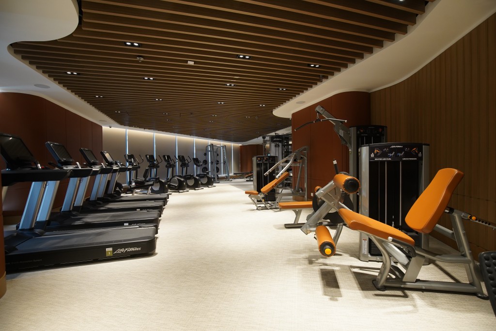 健身室設不同設備，滿足鍛煉身體的需要。