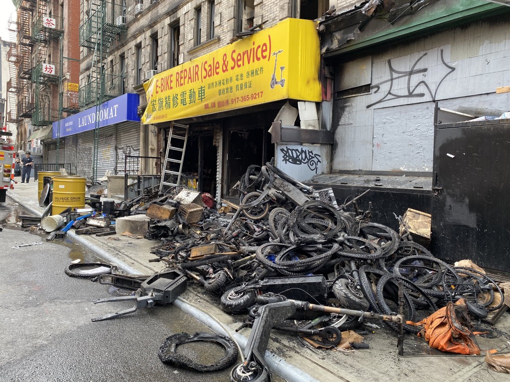 火警救熄後店外堆滿大批焚毀的電動單車及雜物。紐約消防twitter