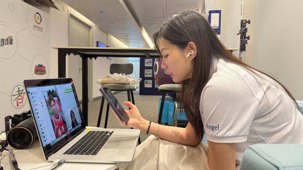 陳逸婷希望繼續協助警隊與本地、中國內地及國際人士建立聯繫,全方位講述好警察故事。 陳逸婷希望繼續協助警隊與本地、中國內地及國際人士建立聯繫,全方位講述好警察故事。