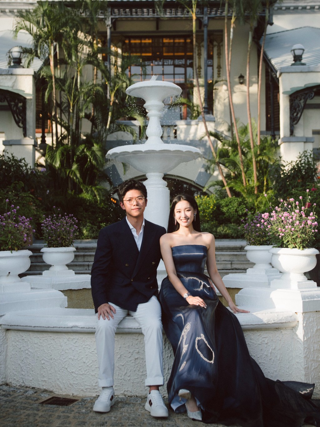 楊培琳與未婚夫於歐陸風噴水池前合照，外型十分登對。