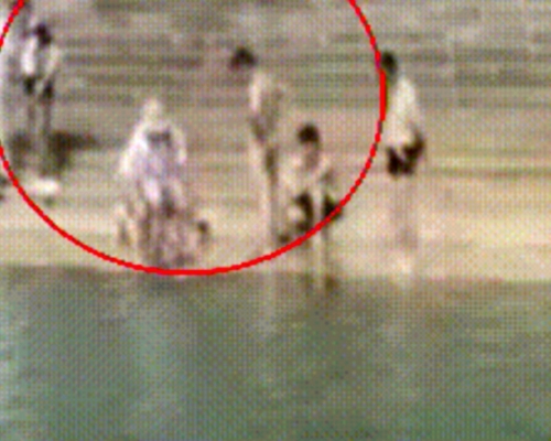 家長昆明盤龍江戲水繩套小孩像遛狗。(網圖)