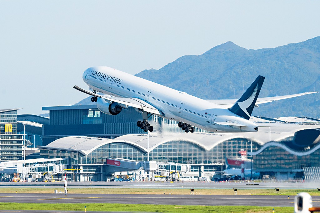 香港國際機場各項航空交通量年內保持增長勢頭,客運量錄得14.7%的雙位數升幅至6300萬人次,飛機起降量增加7.1%至399450架次。資料圖片 香港國際機場各項航空交通量年內保持增長勢頭,客運量錄得14.7%的雙位數升幅至6300萬人次,飛機起降量增加7.1%至399450架次。資料圖片